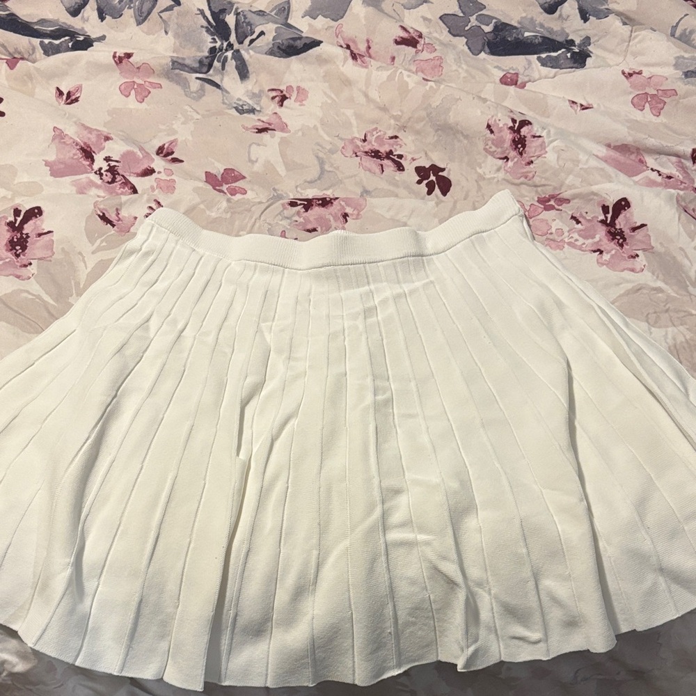 Elegant White Pleated Skirt